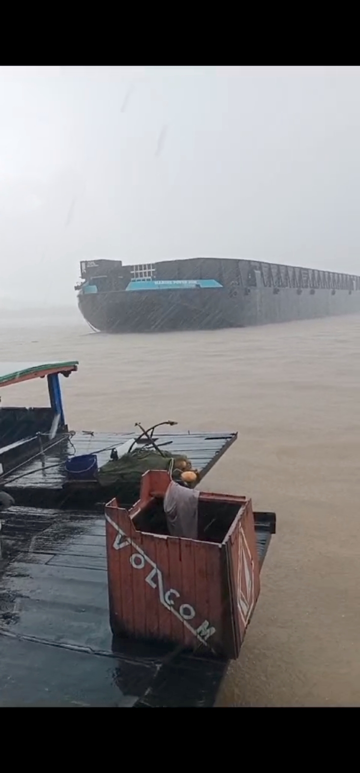 Tangkapan layar tongkang lepas di sungai Mahakam.