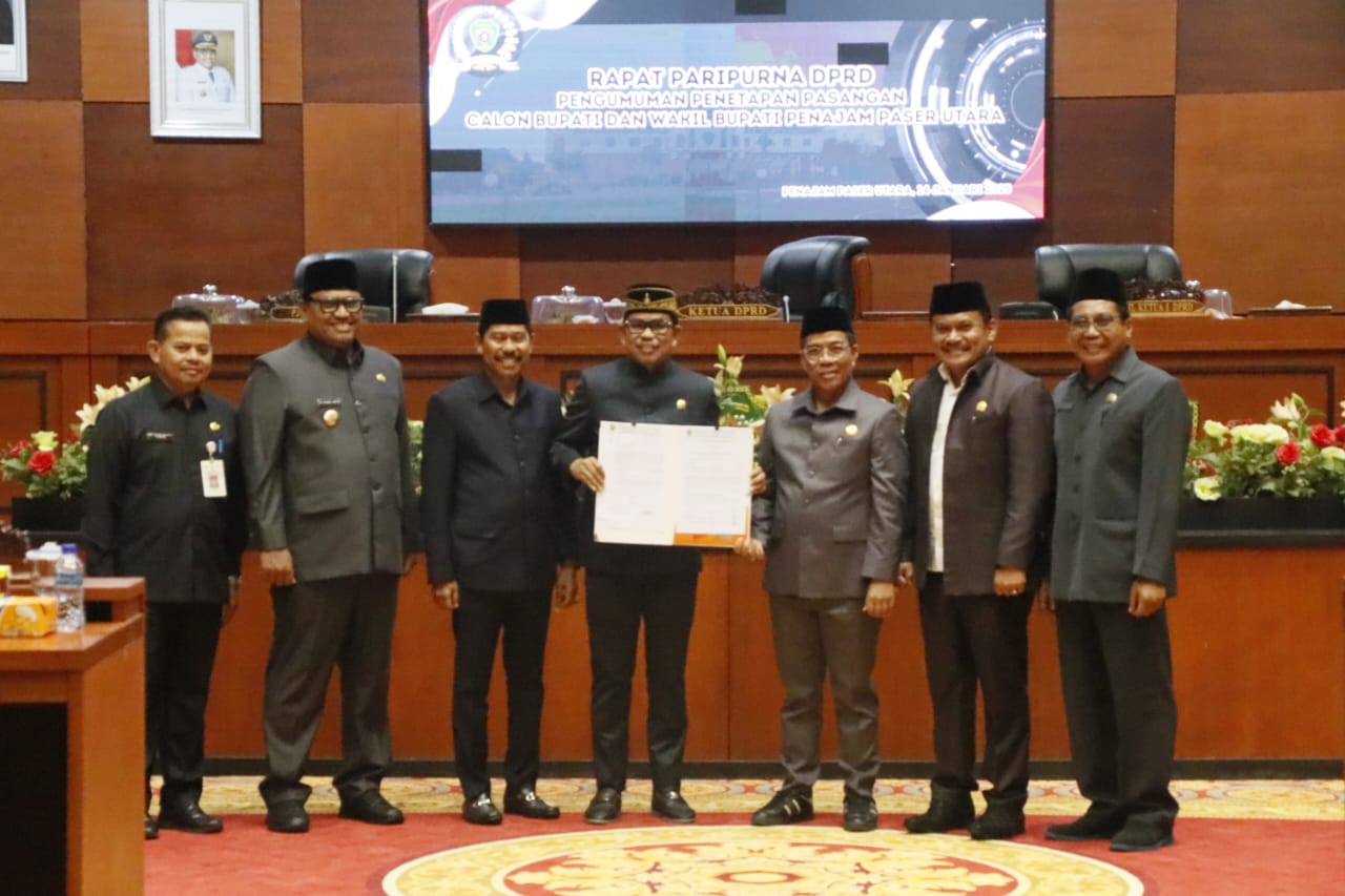 MENUNGGU PELANTIKAN: Raup Muin (tengah) beserta unsur pimpinan DPRD PPU, Sekkab PPU Tohar (kiri), M Zainal Arifin (dua kiri), dan Abdul Waris Muin (tiga kiri).