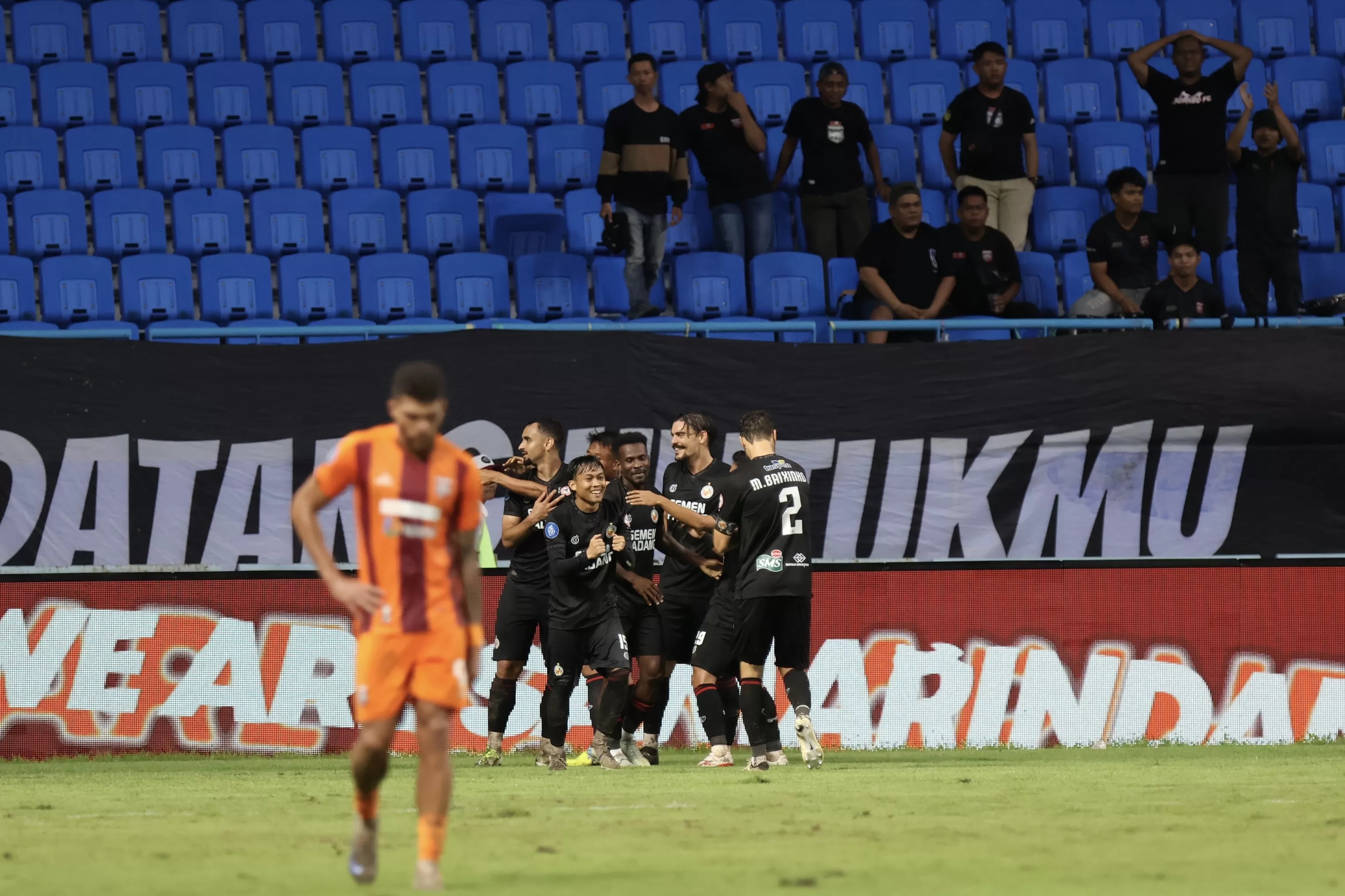 Euforia pemain Semen Padang usai membobol gawang Borneo FC di Stadion Batakan, Balikpapan, Selasa (14/1) malam. (ANGGI PRADITHA/KP) (anggipraditha/kp)