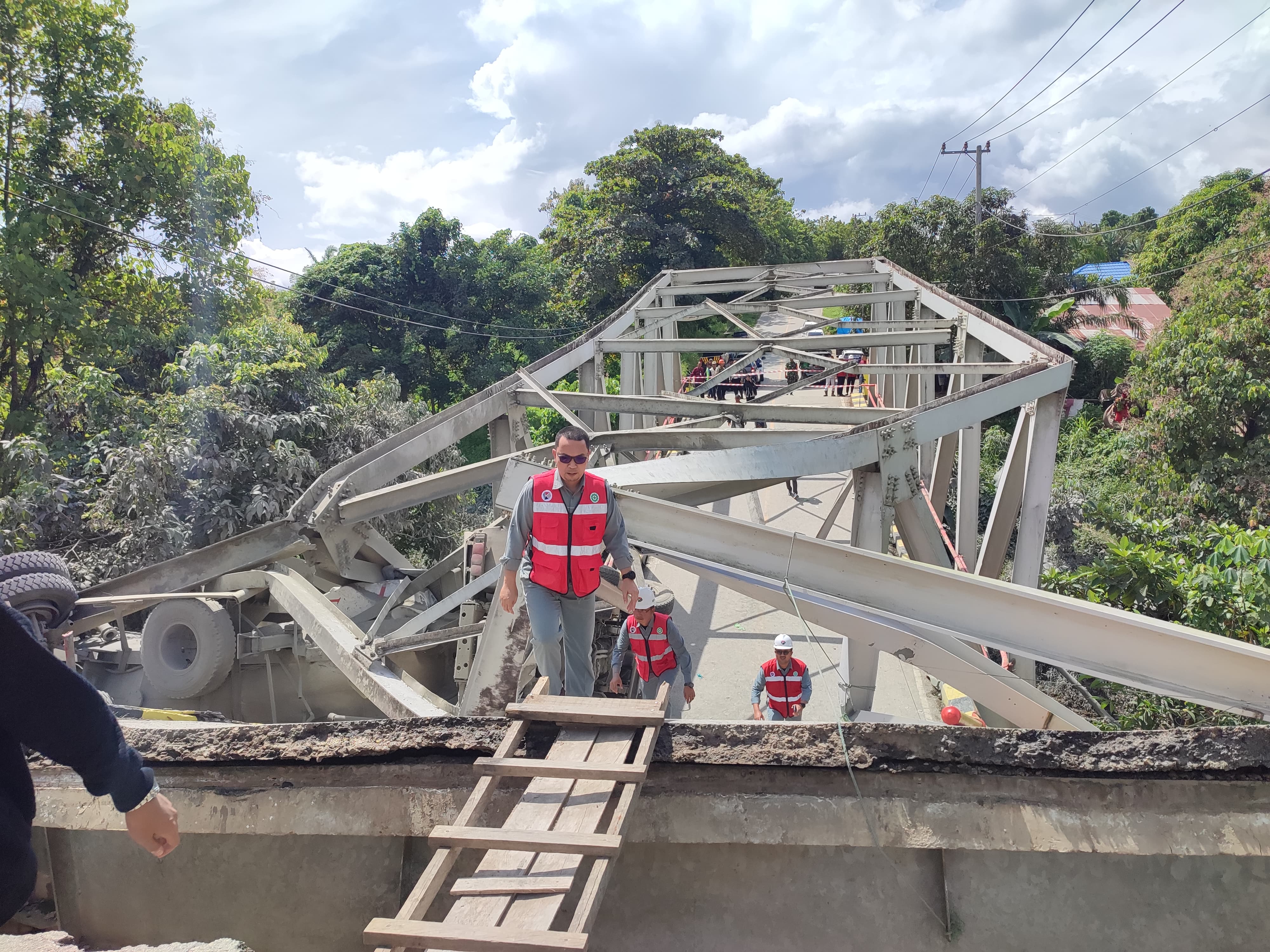 PUTUS: Jembatan Busui di Desa Busui, Kecamatan Batu Sopang, ambruk karena ditabrak truk pembawa semen pada Kamis, 16 Januari 2025, pukul 02.00 dini hari.
