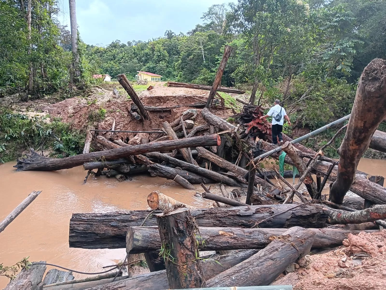 RUSAK PARAH : Kondisi jembatan di Krayan Selatan terputus akibat banjir yang terjadi pada Minggu (12/1) lalu.