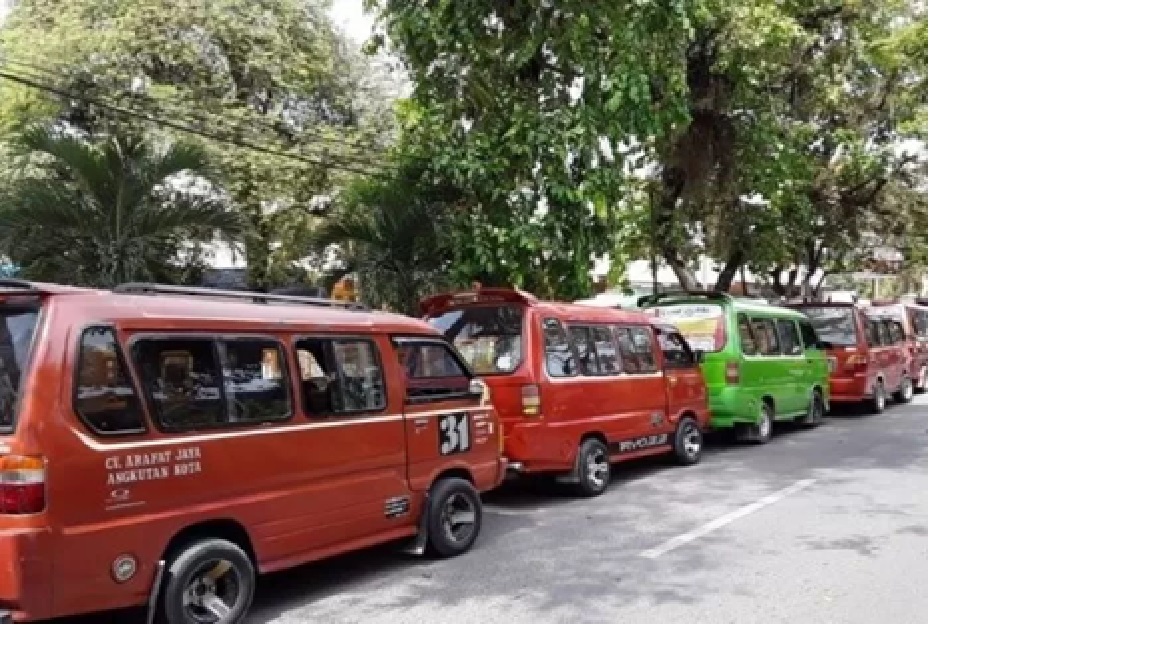 MULAI DITINGGALKAN. Jejeran angkot yang sedang menggelar aksi unjuk rasa, beberapa tahun lalu. Jenis angkot ini menjadi satu-satunya moda transportasi umum yang menghubungkan antar tempat warga