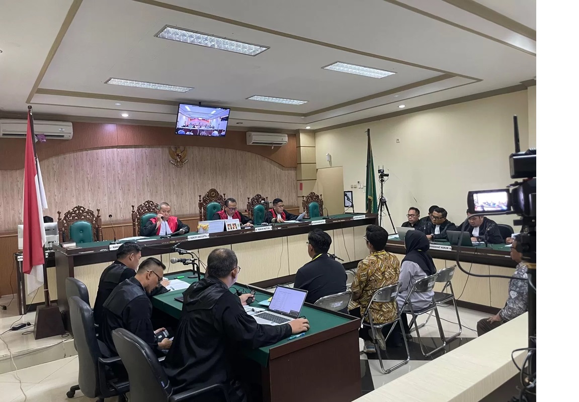 BERI KESAKSIAN: Staf di Bidang Cipta Karya Dinas PUPR Kalsel Aris Anova bernyanyi saat menjadi saksi dalam sidang OTT KPK di Dinas PUPR Kalsel, Jumat (17/1/2025). (Foto: Muhammad Oscar Fraby/Radar Ban