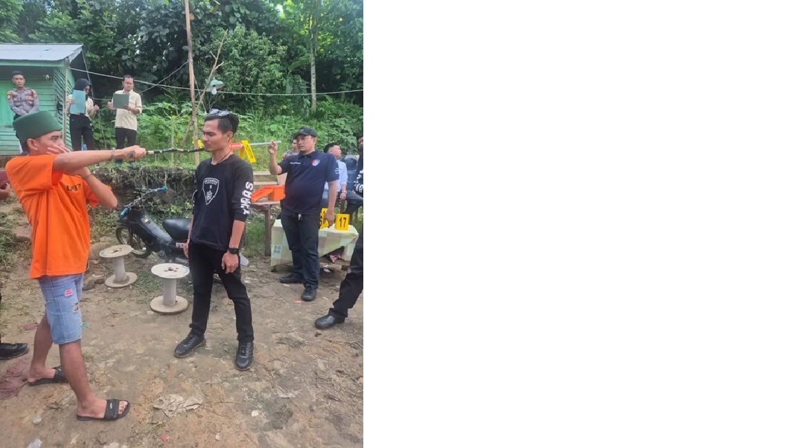 REKA ADEGAN. Momen saat Alwi mengayunkan celuritnya ke arah tubuh Aluy saat menggelar rekonstruksi di lokasi kejadian di Jalan Cipto Mangunkusumo, Harapan Baru. (FOTO: IST)