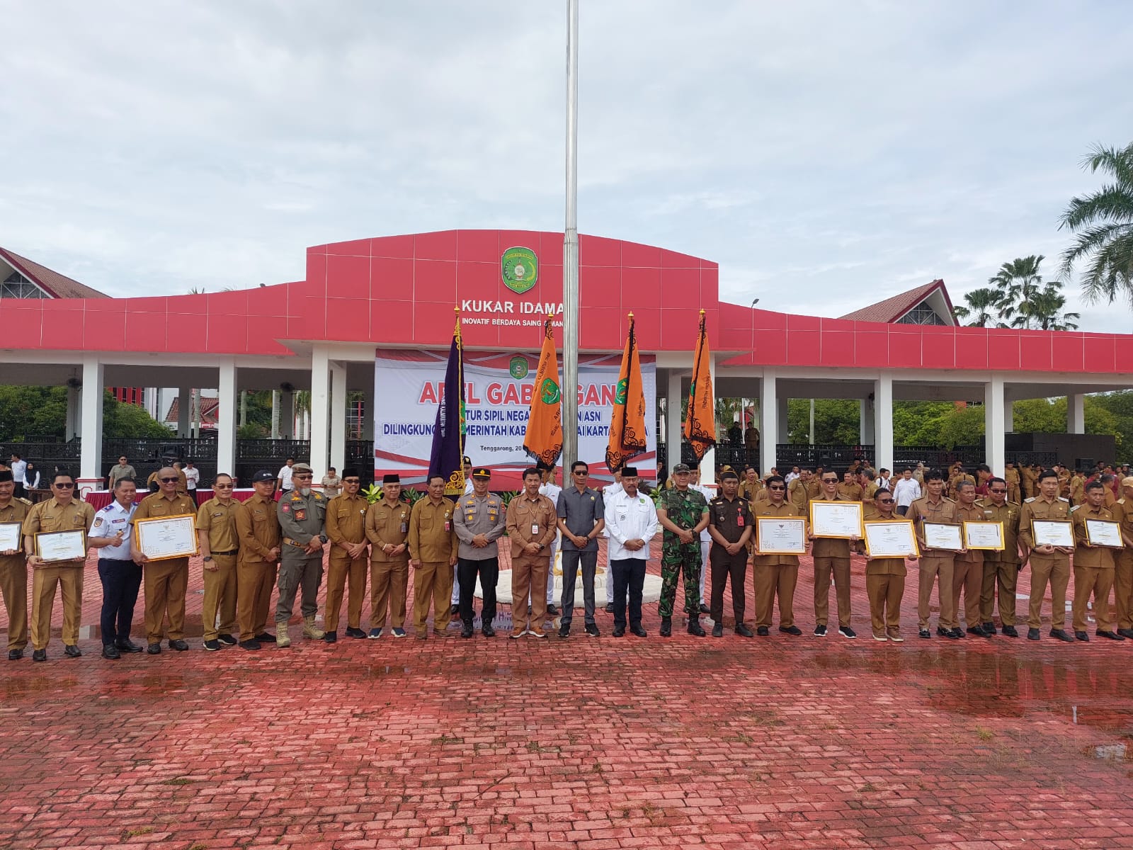 Bupati Kukar Edi Damansyah usai menyerahkan berbagai prestasi kepada OPD, Kecamatan dan Kelurahan/Desa (Elmo/Prokal.co)