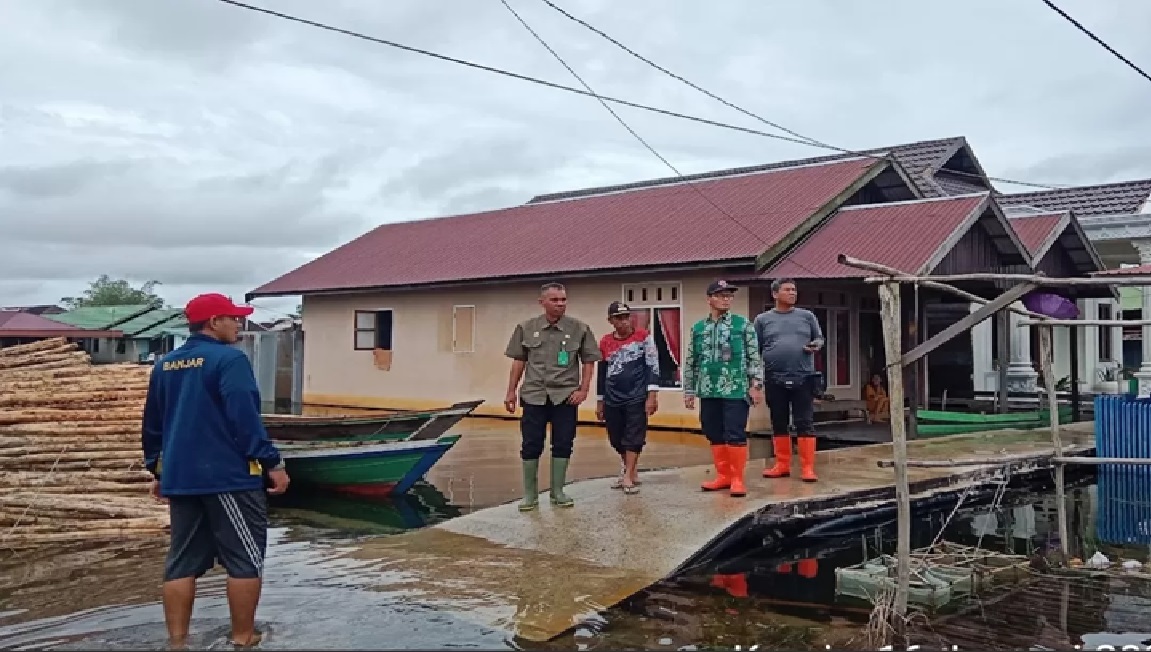 MONITORING: Anggota BPBD Banjar meninjau kondisi banjir yang merendam tujuh desa di Kecamatan Cintapuri Darussalam. (Foto: BPBD BANJAR UNTUK RADAR BANJARMASIN)