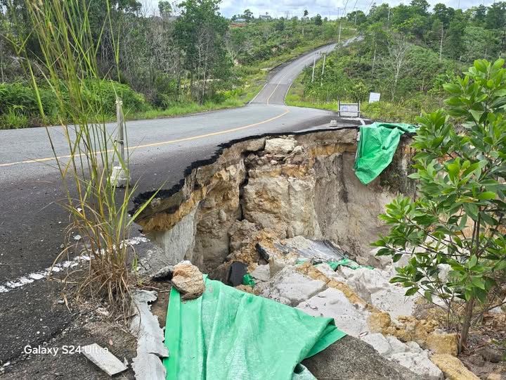 LONGSOR: Salah satu titik jalan longsor di Jalan Poros Tanjung Batu, Kabupaten Berau, kondisinya semakin parah hingga memakan badan jalan.