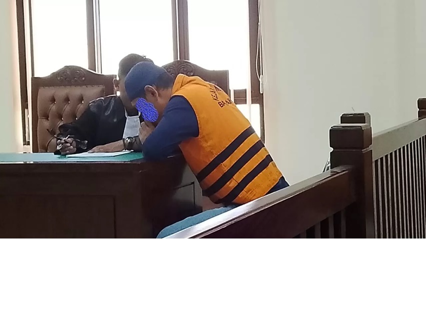 BEJAT: Terdakwa JM berdiskusi dengan kuasa hukumnya sesaat mendengarkan tuntutan dari JPU atas perkara menyetubuhi anak kandung. (MOESO/BALPOS)