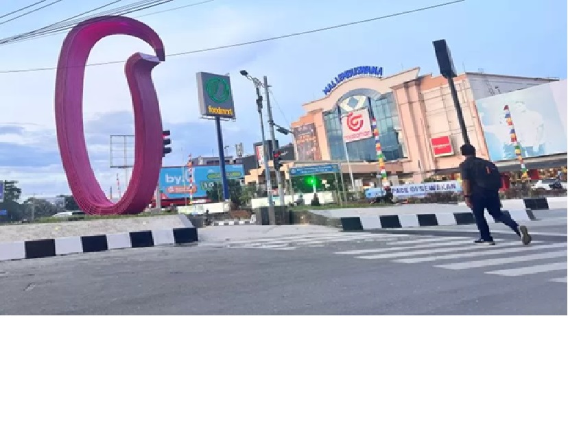 JADI PERBINCANGAN. Pemandangan tugu siluet pesut yang bisa disaksikan dari berbagai sudut, Senin (20/1). (MELI/SAPOS)