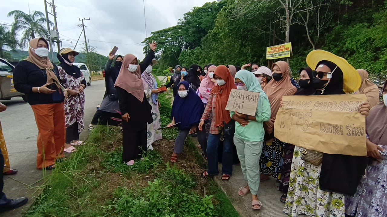 DEMO: Puluhan ibu rumah tangga perumahan Bumi Prestasi Kencana di Jalan Atlet Pon, Kelurahan Harapan Baru, Kecamatan Loa Janan Ilir, meminta penutupan atau pemindahan TPS.