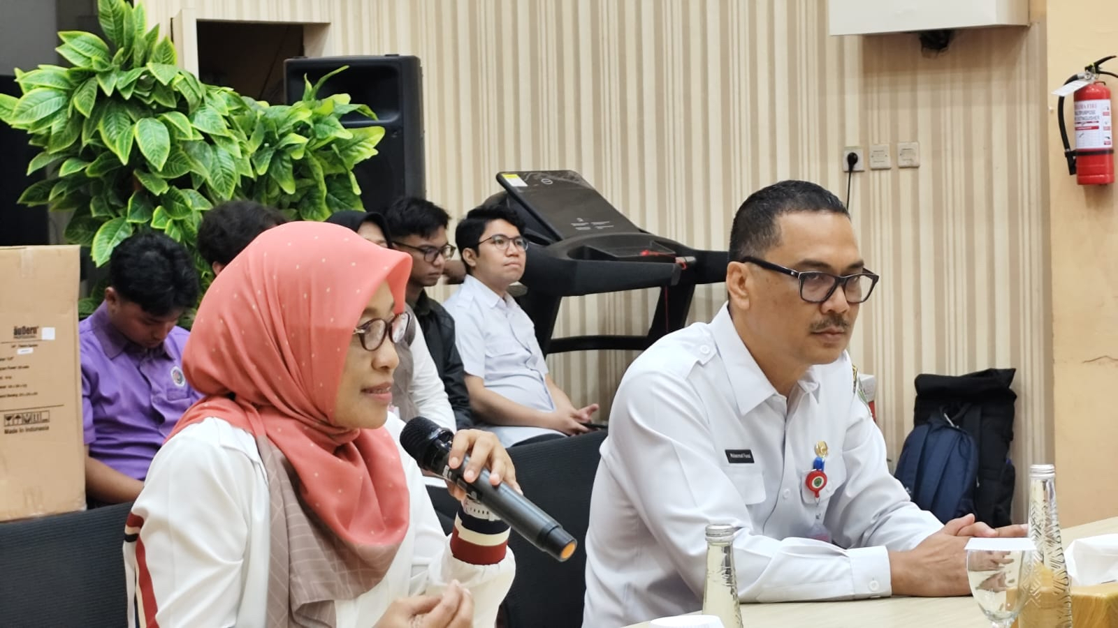 KIAN MATANG: Sri Wahyuni (kiri) bersama HM Faisal menyempaikan kesiapan pelaksanaan Maratua Run 2025 yang akan diadakan Sabtu (15/2) mendatang di Kantor Kecamatan Maratua, Kabupaten Berau.&nbsp;DENNY SAPUT