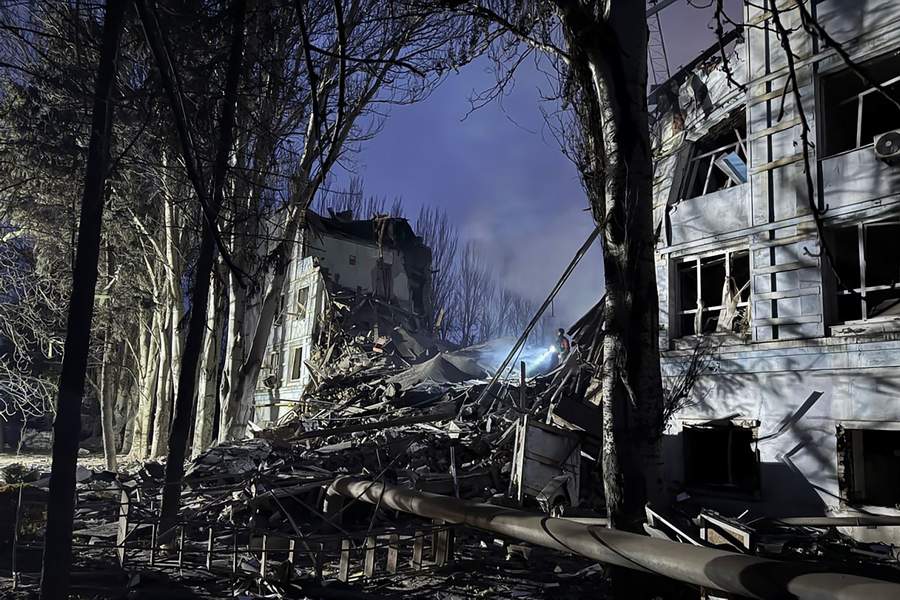 BELUM DAMAI: Sebuah bangunan hancur akibat serangan roket di Zaporizhzhia, di tengah invasi Rusia ke Ukraina pada Sabtu (18/1).