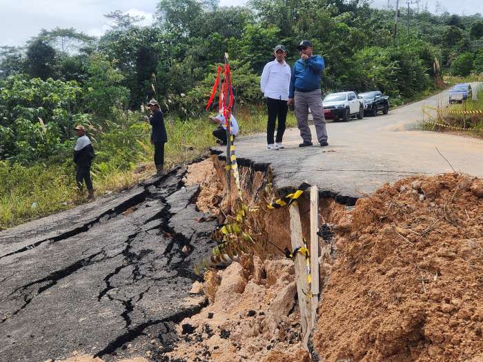 PANTAU: Wakil Bupati Berau, Gamalis, didampingi tim DPUPR Berau memantau penanganan jalan ambles di Jalan Poros Pegat Bukur, Rabu, 22 Januari 2025.