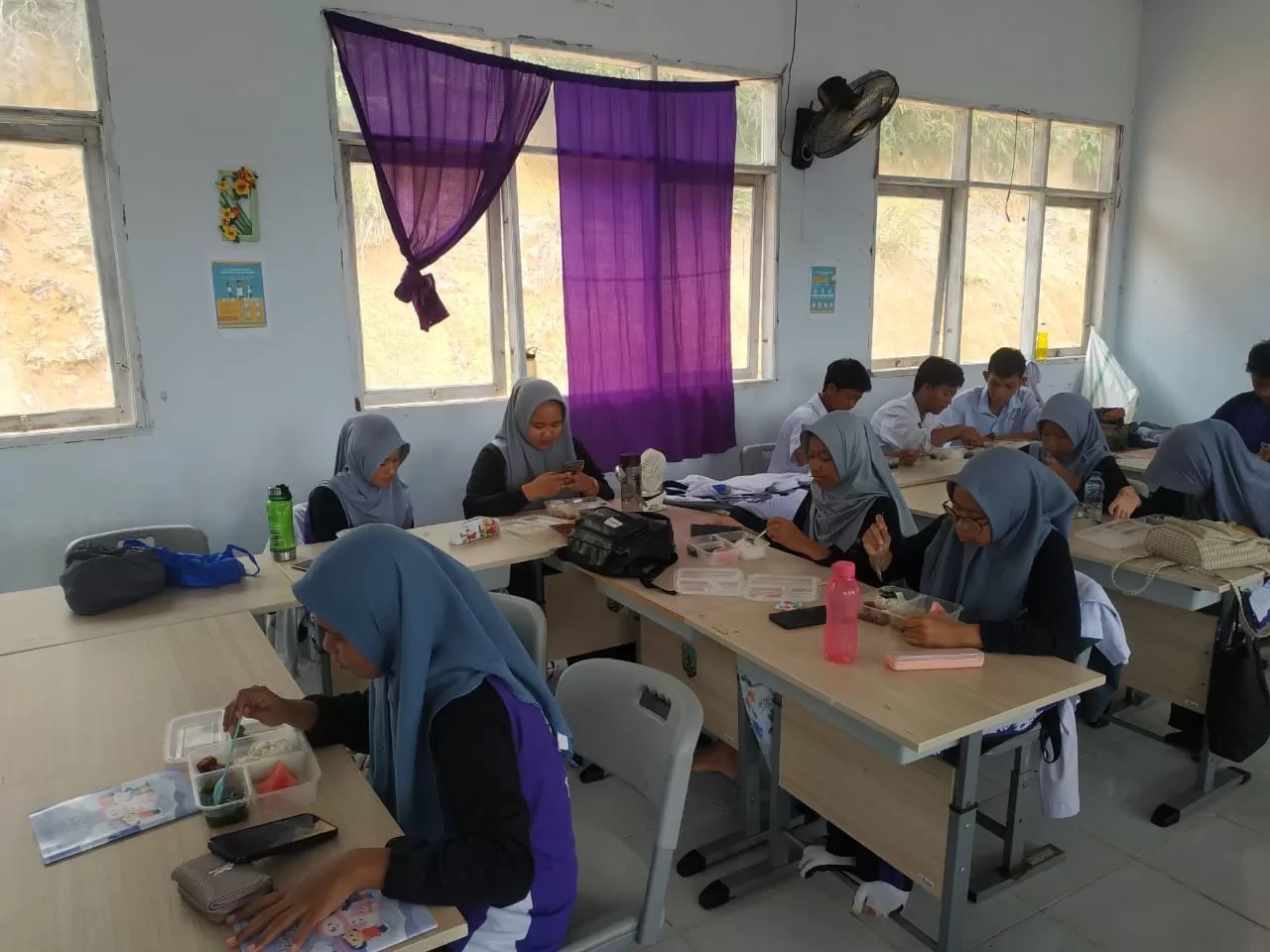ANTUSIAS: Para pelajar SMAN 2 Nunukan Selatan melahap kotakan menu MBG yang dibagikan ke sekolah setiap harinya. DOK SMAN 2 NUSA