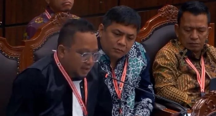 BERSIDANG. Komisioner KPU Kaltim Divisi dan Sengketa, Ramaon Dearnov Saragih (tengah) bersama kuasa hukumnya M. Ali Fernandez mengikuti jalannya sidang sengketa hasil pilkada.