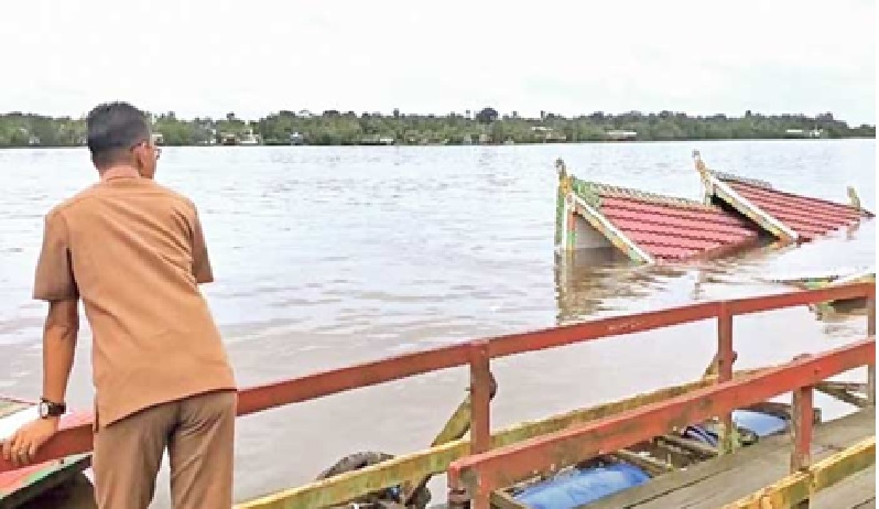 Kapal Wisata susur sungai milik Pemkab Kotim tenggelam di Sungai Mentaya.