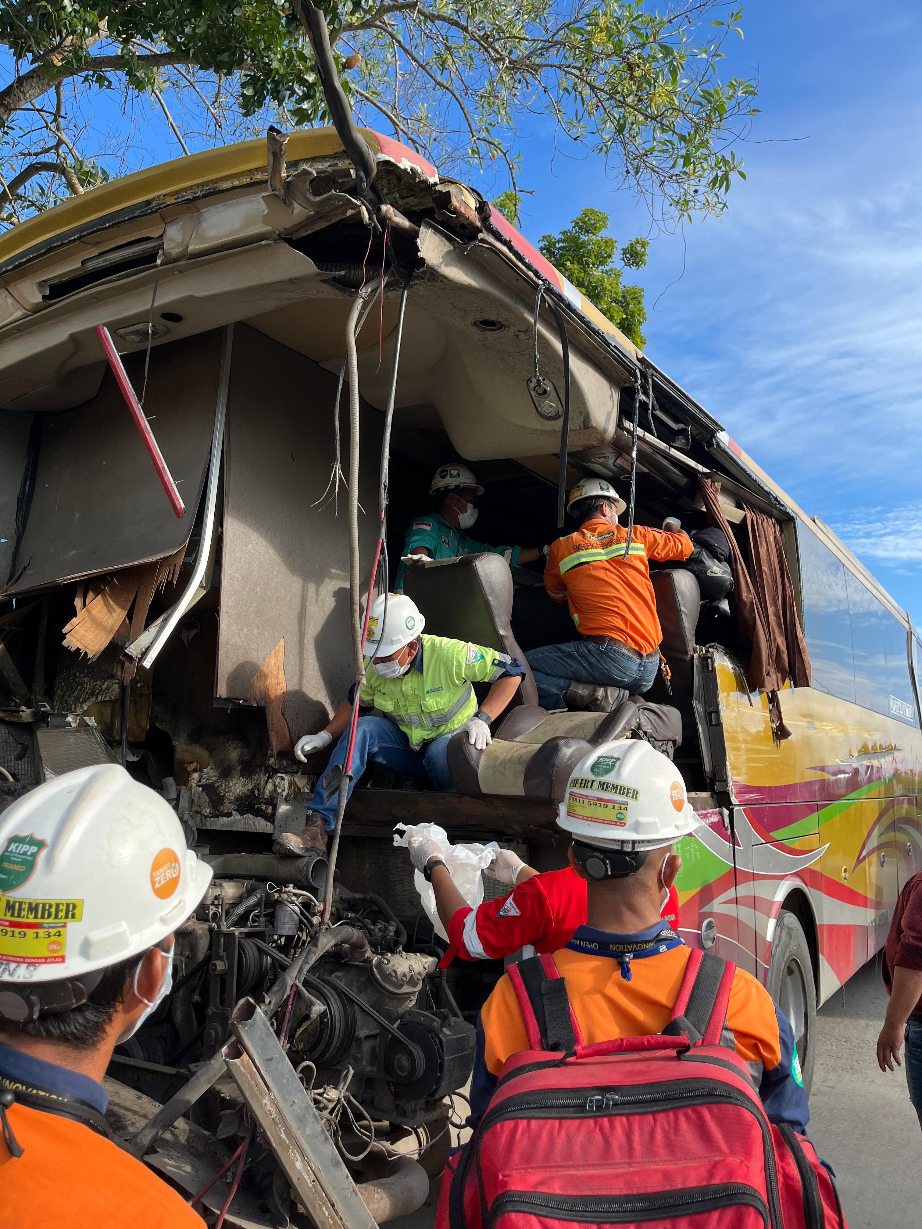 Kondisi bus remuk. Karyawan perusahaan di sekitar lokasi kejadian turut membantu evakuasi penumpang.