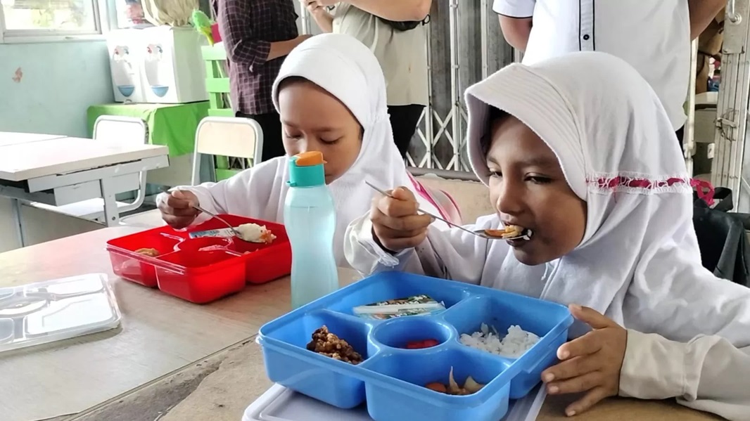 TERHAMBAT. Program Makan Bergizi Gratis (MBG) baru berjalan di SDN Samarinda Utara.