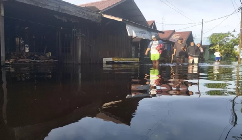 TERMENUNG: Suasana pengungsian korban banjir di blok Pasar Gambut Baru, Jl A Yani Km 14, Kabupaten Banjar pada Kamis (23/1) sore. (Foto: FADLAN ZAKIRI/RADAR BANJARMASIN)