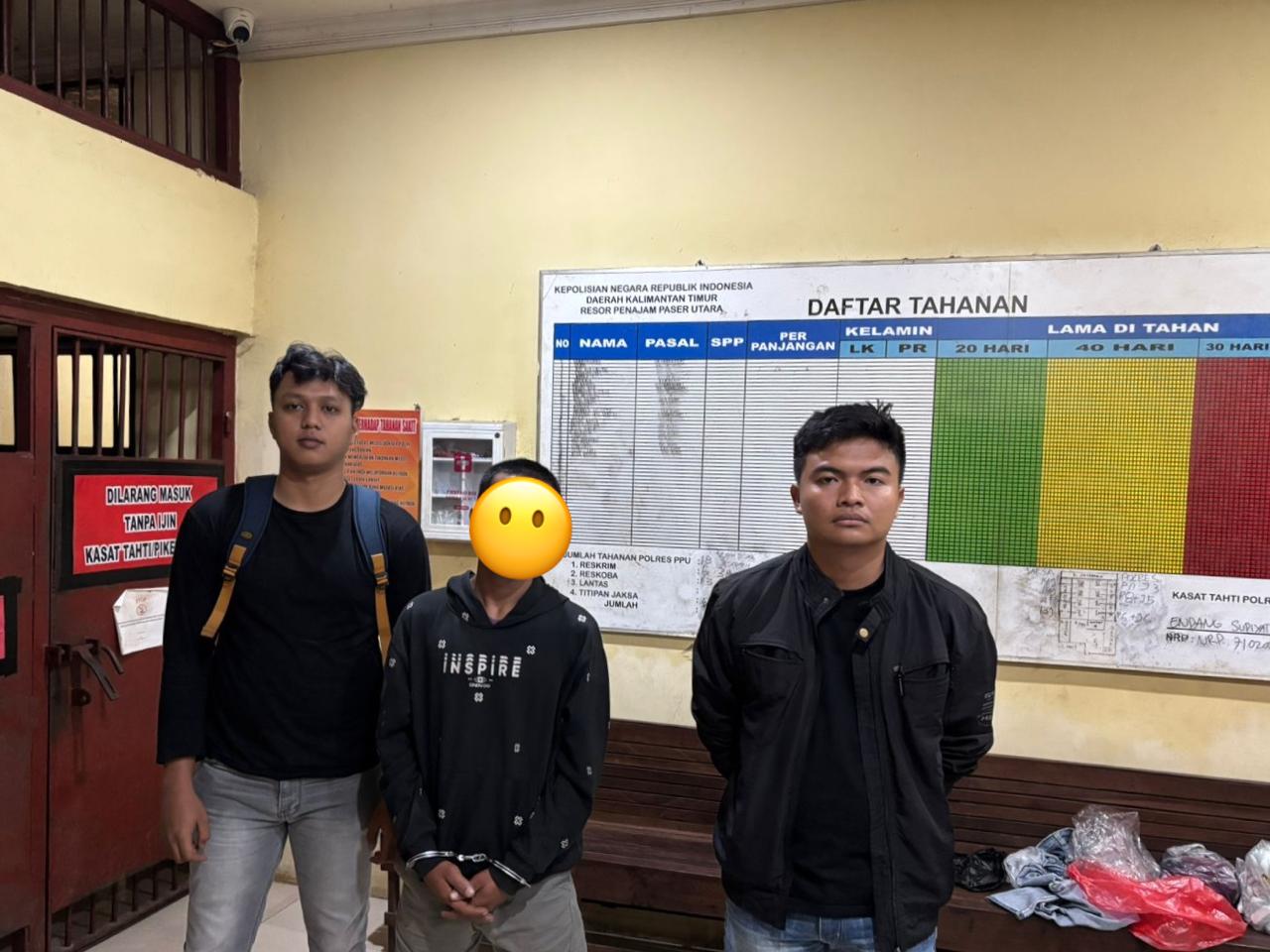 DIRINGKUS: Terduga pelaku pencurian berulang berinisial JG (tengah) saat diamankan polisi dengan sejumlah barang bukti tabung LPG dan sekarung bawang putih.