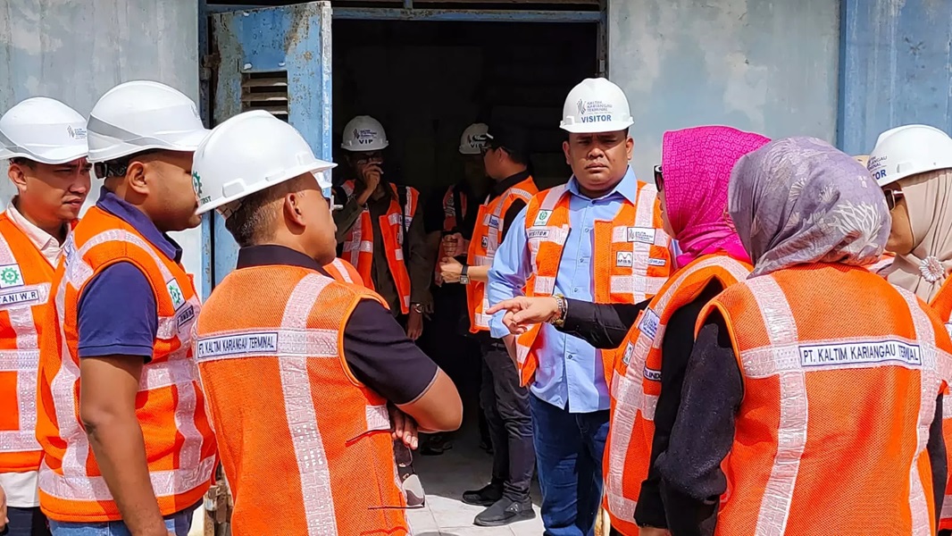 Ketua Komisi II DPRD Balikpapan, Fauzi Adi Firmansyah dan anggota ketika meninja air baku dari empat sumur bor milik PT Kaltim Kariangau Terminal (KKT).