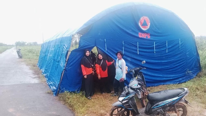 EVAKUASI: Salah satu titk evakuasi korban banjir di Dusun Telayar, Desa Sejegi, Kecamatan Mempawah Timur. (WAHYU/PONTIANAKPOST)