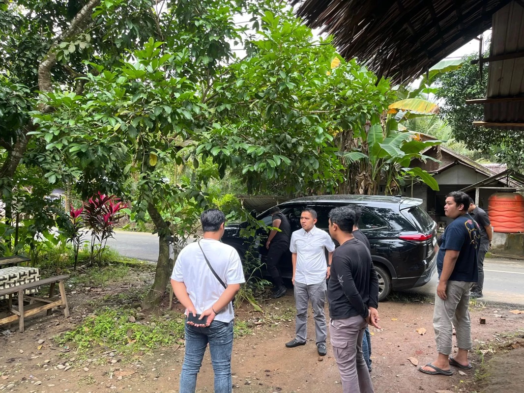 CEK LOKASI: Kapolres Hulu Sungai Tengah (HST) AKBP Jupri JHP Tampubolon mendatangi lokasi pembunuhan Kepsek di Desa Banua Kupang. (Foto: Humas Polres HST untuk Radar Banjarmasin))