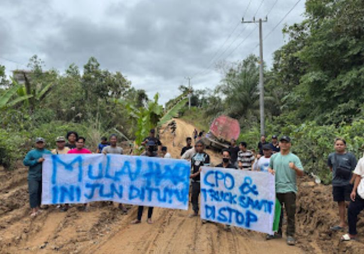 PROTES: Pemuda yang tergabung dalam Karang Taruna di Kecamatan Bentian Besar melakukan penutupan Trans Kaltim-Kalteng di Kubar, Rabu, 29 Januari 2025.