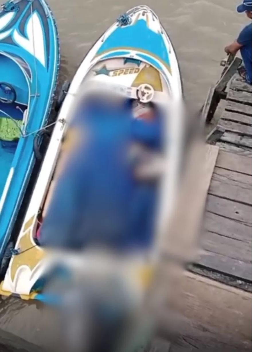 PROSES EVAKUASI: Masyarakat di Dermaga Sungai Bolong berbondong-bondong melakukan evakuasi.