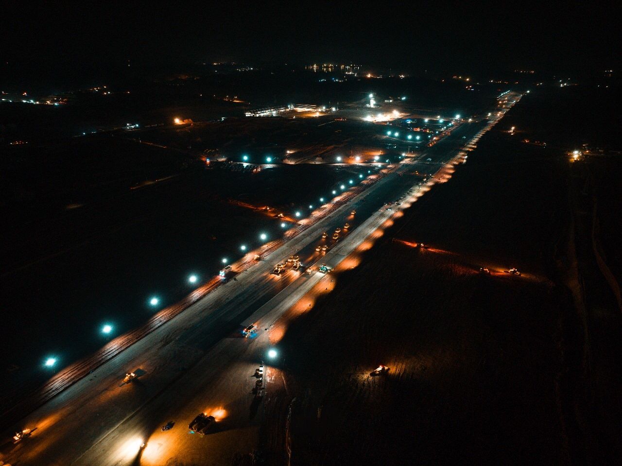 TERGENANG: Landas pacu Bandara VVIP di Kelurahan Gersik, Kecamatan Penajam, PPU, pada malam hari. Sempat ada genangan air pada area parkir bandara.