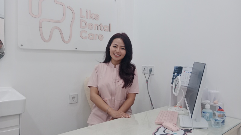 drg Like Santika di ruang prakteknya yang nyaman dengan nuansa interior pink-putih.