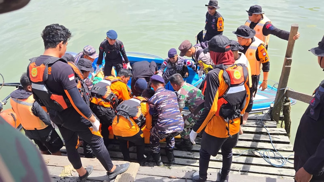 EVAKUASI: Para korban yang hilang dicari, akhirnya ditemukan satu persatu di hari Kamis (30/1), hari kedua pencarian korban yang hilang.