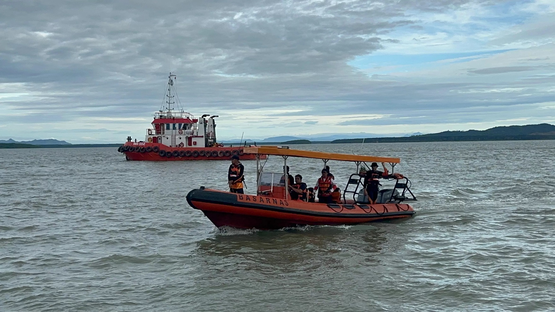 PENCARIAN KORBAN: Sejumlah korban speedboat terbalik yang hilang masih terus dicari hingga saat ini.