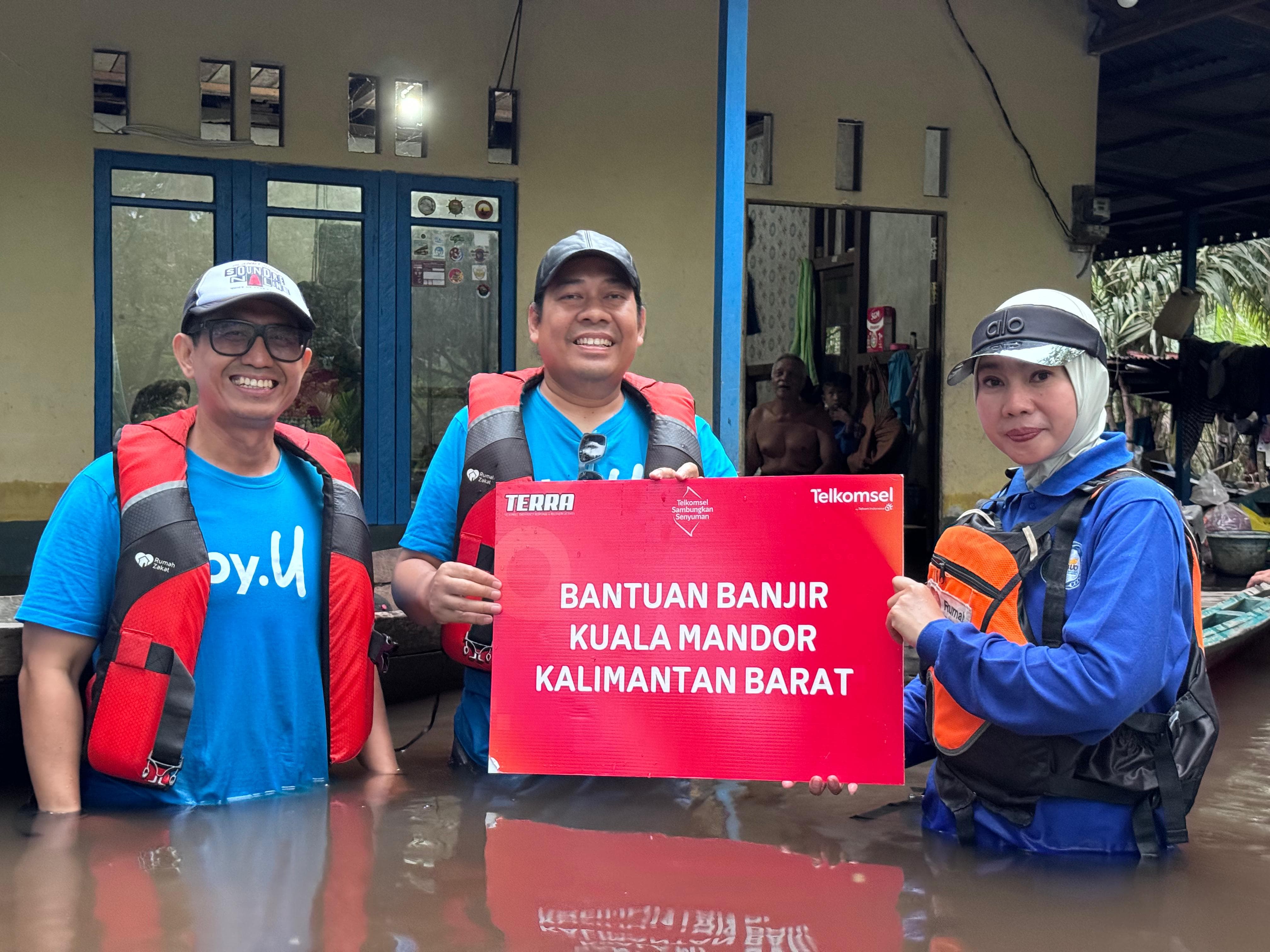 PEDULI: Bantuan untuk korban banjir di Kalbar dari Telkomsel.