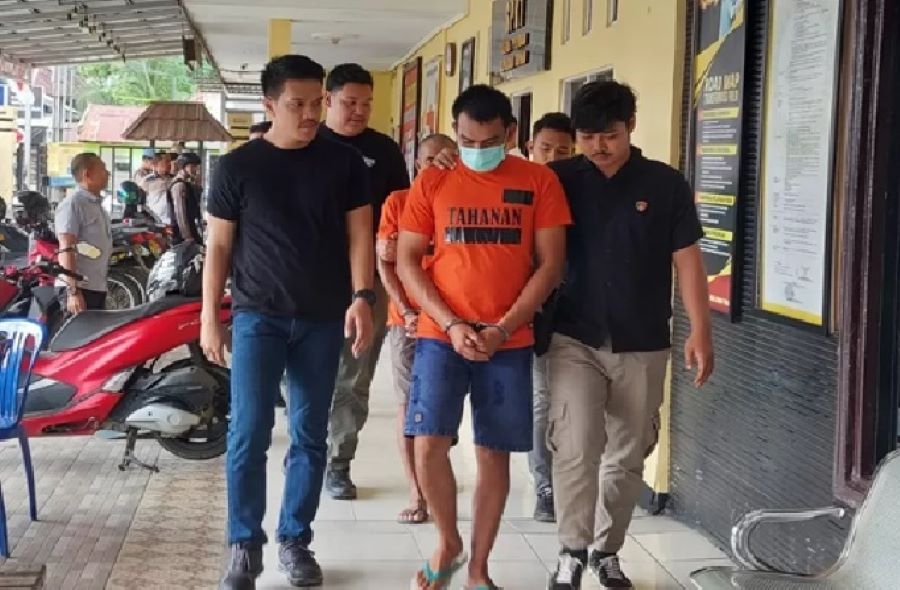 DIGIRING: Pelaku MA (27) digiring ke tahanan setelah dihadirkan dalam konferensi pers di Polres HST, Jumat (31/1/2025). (Foto: Jamaluddin/Radar Banjarmasin)