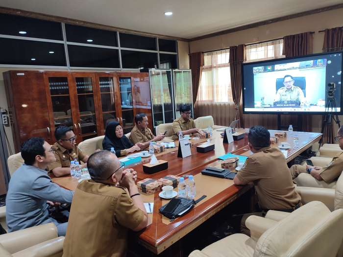 RAPAT: Pemkab dan DPRD Paser saat zoom meeting dengan Mendagri, Senin, 3 Februari 2025.
