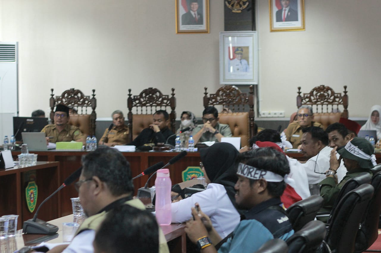 SAMPAIKAN TUNTUTAN: Perwakilan honorer saat diterima anggota DPRD PPU, Senin, 3 Februari 2025.