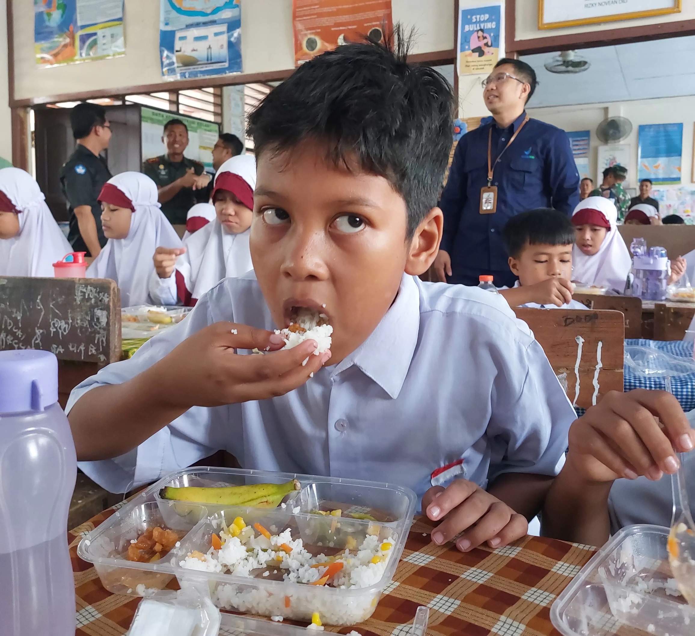LAHAP: Siswa SD di Hulu Sungai Tengah menyantap dengan lahap menu program Makan Bergizi Gratis. (Jamaluddin/Radar Banjarmasin )