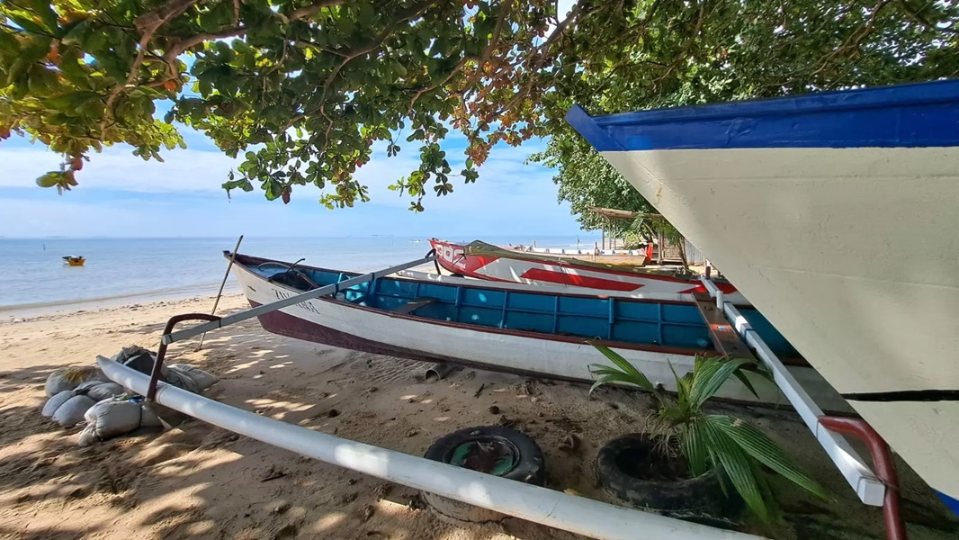 Salah satu pesona utama pantai Mulawarman adalah kehadiran perahu-perahu biduk milik para nelayan yang tertambat di tepi pantai. (Ajid Kurniawan)