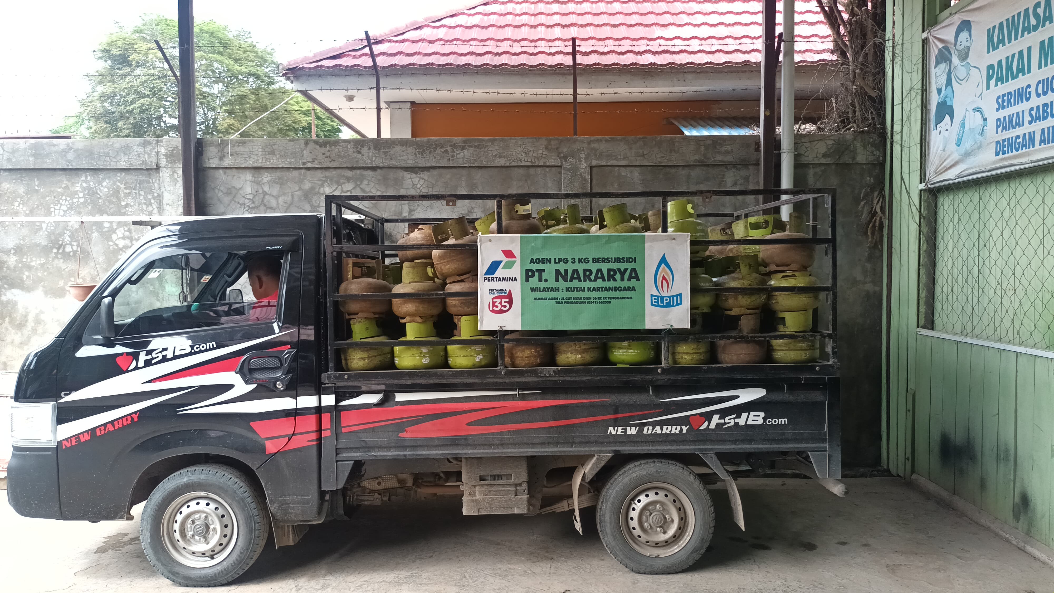 Mobil pickup pengangkut tabung melon dari Agen PT Naraya (Elmo/Prokal.co)