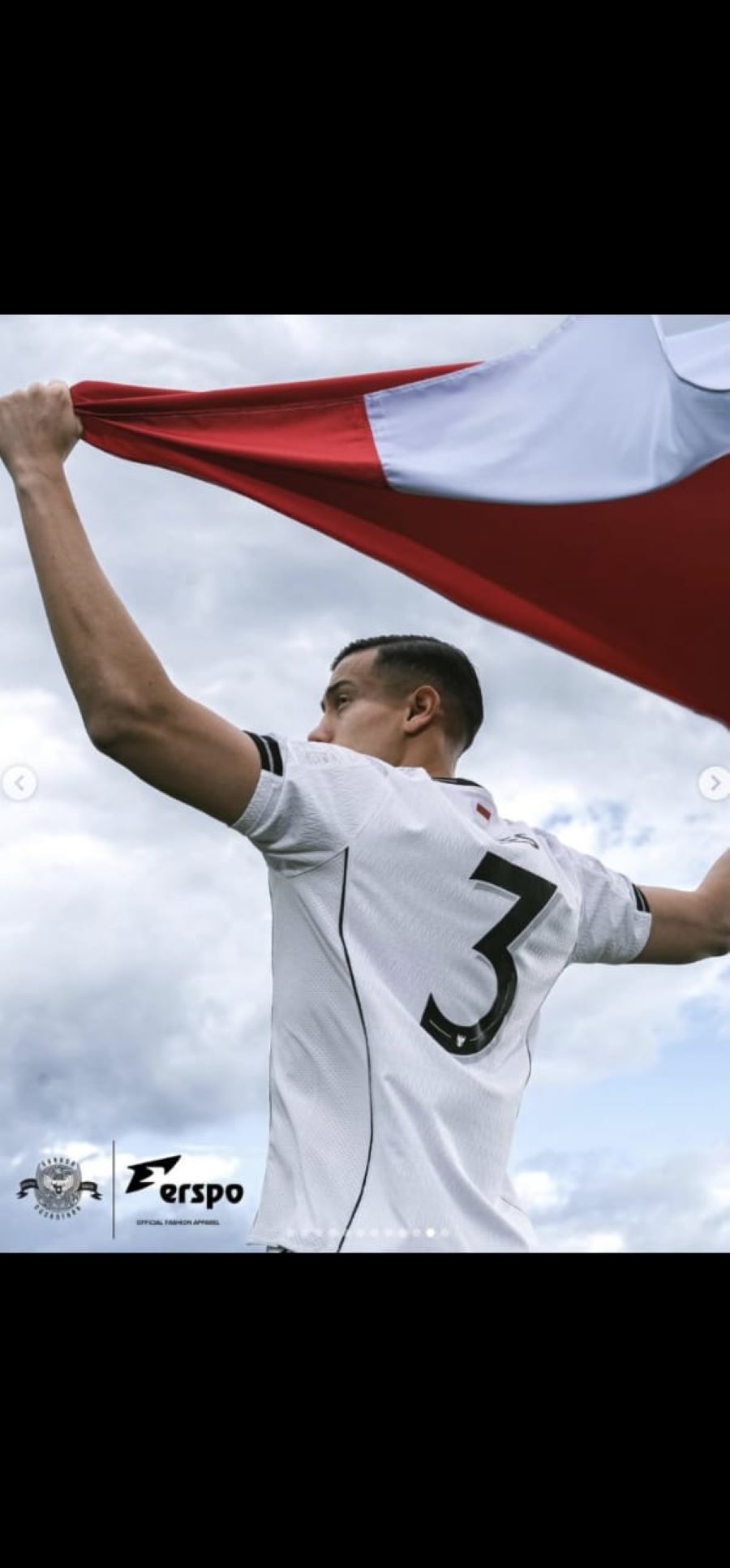 Jay Idzes dengan jersey tandang timnas.