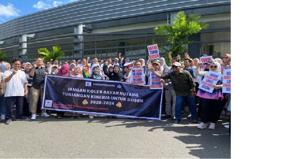 JANGAN KOLER: Ratusan dosen ASN di Kalimantan Selatan menggelar unjuk rasa di ULM Banjarmasin, Senin (3/4). (Foto: RIYAD DAFHI RIZKI/RADAR BANJARMASIN)