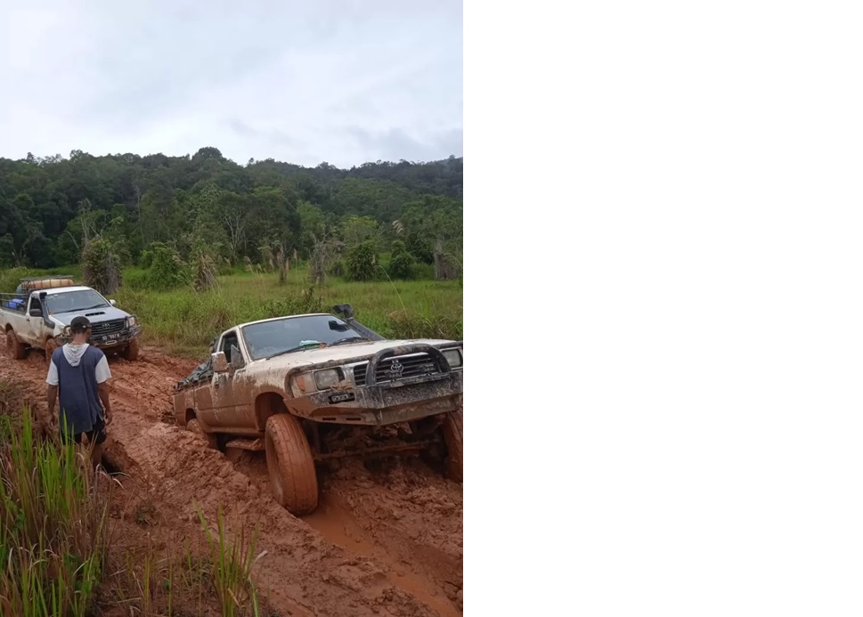 PARAH: Kendaraan yang mengangkut orang dan barang menuju Krayan Selatan tertahan lantaran kondisi jalan rusak sehingga sulit dilalui di wilayah Buduk Taking.