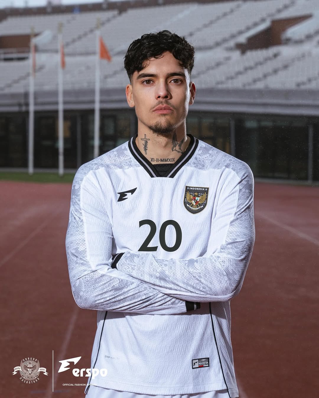 Shayne Pattinama dengan jersey tandang.