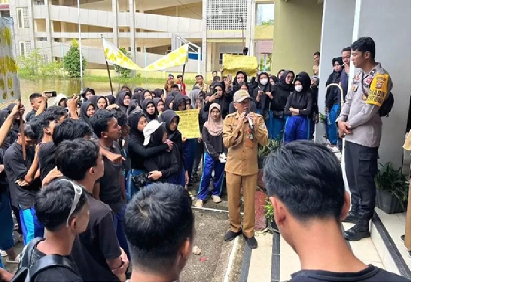 Siswa SMAN 1 Mempawah Hilir menggelar unjuk rasa pada Senin (3/2). (ISTIMEWA)