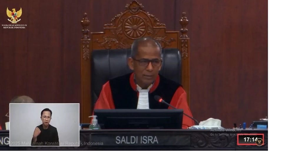 LANJUT PEMBUKTIAN : Hakim Konstitusi Saldi Isra membacakan sejumlah perkara yang lanjut dalam tahapan selanjutnya, Rabu (5/2) petang. (FOTO: MAHKAMAH KONSTITUSI)