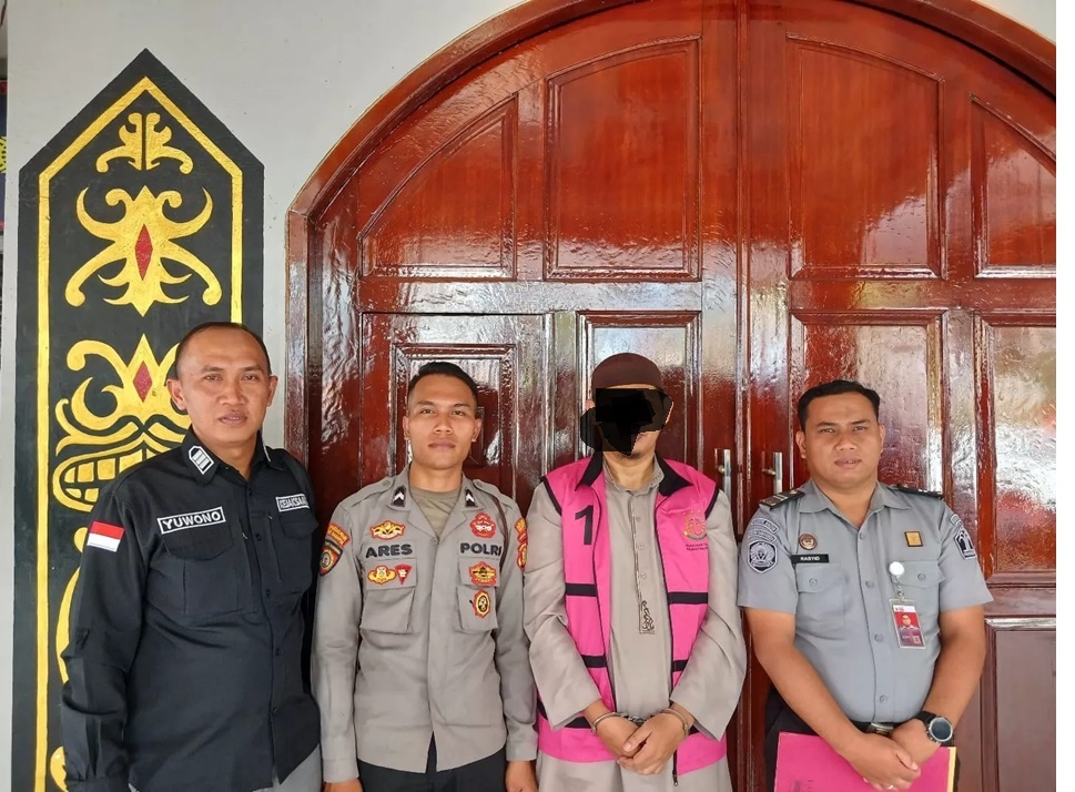 Tersangka (dua kanan)