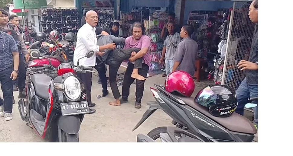 DENDAM KE PELAKU: Petugas mengamankan salah satu pelaku yang berbuat kisruh saat pelaksanaan rekonstruksi kasus pembunuhan di Indrakila, Gunung Samarinda Baru, Balikpapan Utara. (MOESO/BALPOS)