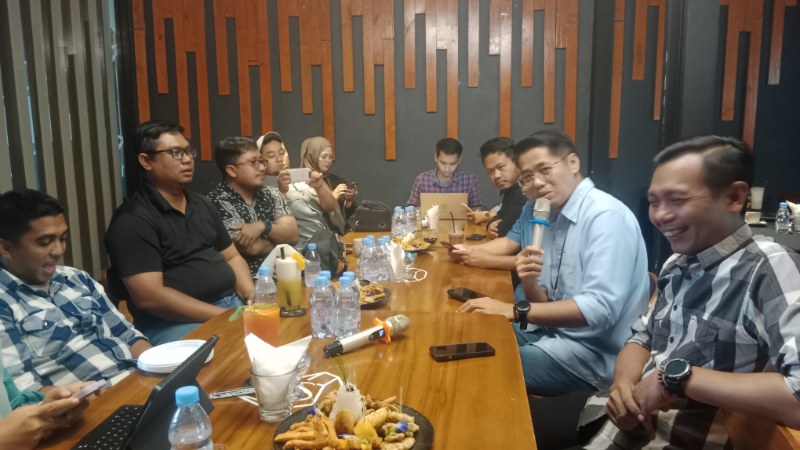 Kepala BPJS Kesehatan Cabang Balikpapan, Sarman Palipadang (pegang microphone) dan  Asisten Deputi Bidang SDMUK, Agung Priyono (kanan) bersama sejumlah perwakilan media cetak, televisi, dan online.