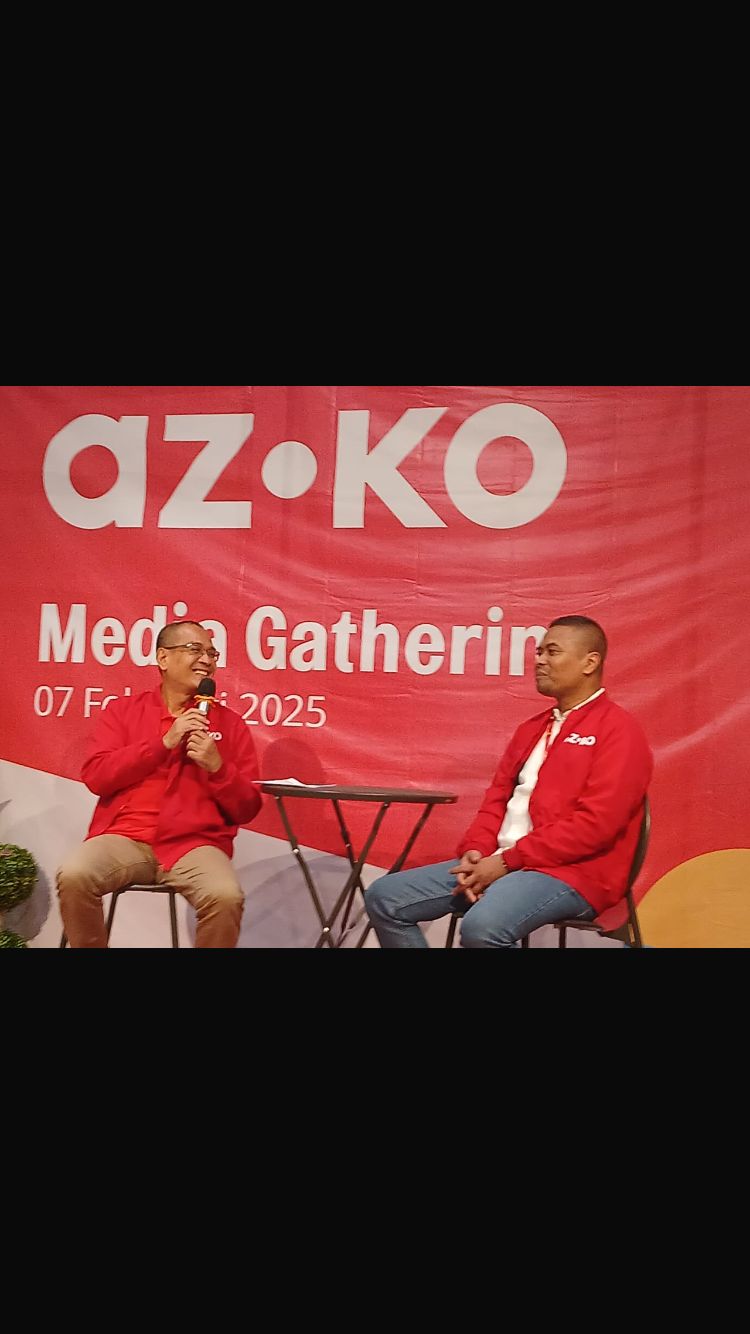 PAPARKAN: Faozul Wildan, General Manager Sales & Operations AZKO; dan Area Manager AZKO Kalimantan Mahfuds Syahmi di Living Plaza Balikpapan, Jumat, 7 Februari 2025.